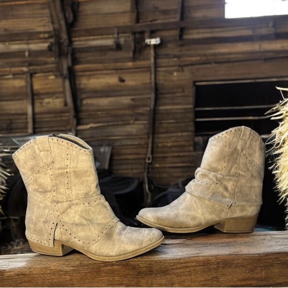 Very G B Don Boots Women’s Sz.9.5 Cream Suede